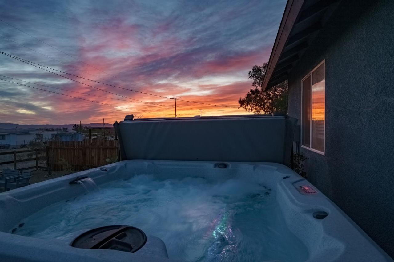 Desert Twilight 29 - Hot Tub & Ev Charger トウェンティナイン・パームズ エクステリア 写真